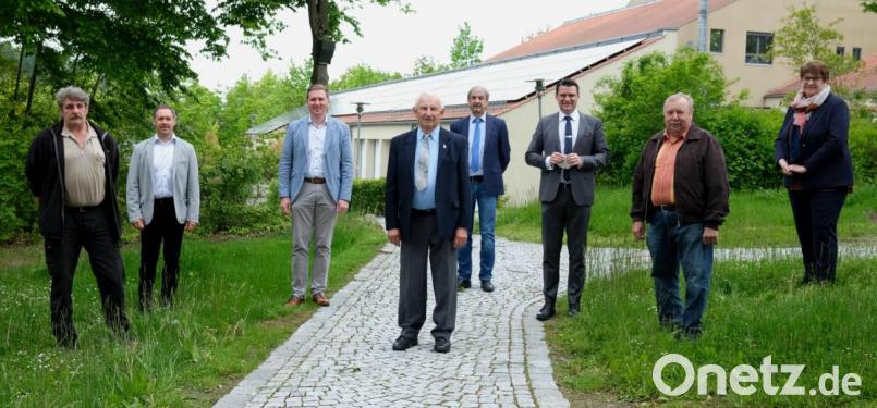 Landkreis und Behörde ehrten drei langjährige Feldgeschworene. Das Bild zeigt von links: Siegfried Lorenz, Josef Prechtl, Benjamin Boml, Konrad Fendl, Wilfried Knaut, Thomas Ebeling, Johann Becher und Anita Forster. Bild: Hirsch