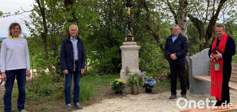 Bei einer Andacht wurde das Feldkreuz an seinem neuen Standort kirchlich gesegnet. Unser Bild zeigt (von links) Hans Scherm, Vorsitzender der Dorfgemeinschaft Wernersreuth, Bürgermeister Peter König, Ortssprecher Hans Richtmann und Pfarrer Josef Waleszczuk. Bild: br