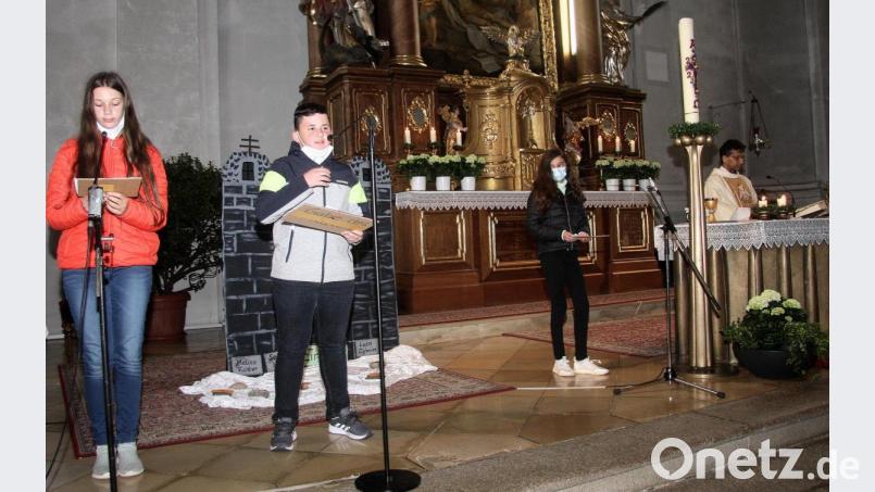 Die 26 Fuchsmühler Firmlinge stellten sich - nacheinanander in kleinen Gruppen und immer mit Abstand - als &quot;lebendige Bausteine der heiligen Kirche&quot; vor. Die Messe zelebrierte Pfarrer Joseph (rechts am Altar). Bild: wro