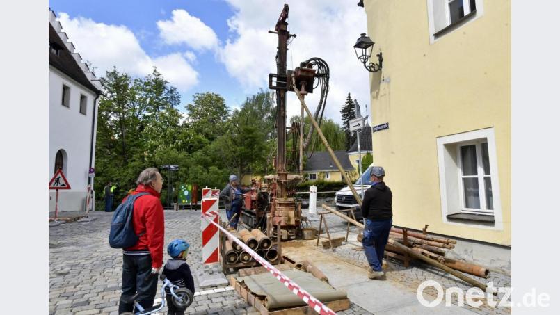 Das seltsame Gerät weckt Interesse: Zwischen Zeughaus und ehemaligem Stadtarchiv laufen in Amberg gerade Erkundungsbohrungen für den künftigen Hochwasserschutz. Bild: Petra Hartl