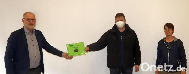 Bei der Spendenübergabe (von links): Betriebsratsvorsitzender Karl-Heinz König, der Zweite Vorsitzender des Vereins Selbsthilfegruppe Krebskranker Kinder Amberg-Sulzbach, Marco Kind, und der Leiter des Rohrwerk-Vertrauenskörpers, Arthur Schertl. Bild: mfh
