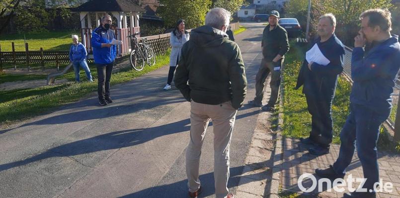 Bei einem Ortstermin besprach der Bau -und Umweltausschuss Möglichkeiten der Umgestaltung des Bruckwegs in einen verkehrsberuhigten Bereich. Bild: ld