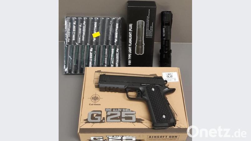 Diese verbotenen Waffen und Böller nahmen Fahnder der Bärnauer Bundespolizei einem 32-jährigen Hessen ab. Bild: Bundespolizei/exb