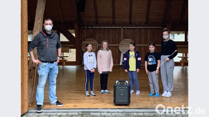 Die 40-Jahr-Feier der Majoretten des Musikzugs Hirschau musste im vergangenen Jahr Corona-bedingt ausfallen. Das Jubiläumsgeschenk, eine neue Musikbox, bekommen sie nun nachträglich überreicht (von links): Musikzug-Vorsitzender Maximilian Stein, Lilly Heldmann, Lotta Ries, Julia Cotoy, Sophie Cotoy und Trainerin Lilli Pfab. Bild: u