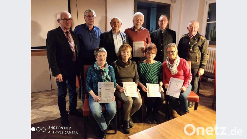 Vorsitzender Walter Wolf(Zweiter von links) freute sich, etliche Mitglieder für langjährige Treue auszeichnen zu können. Bild: exb