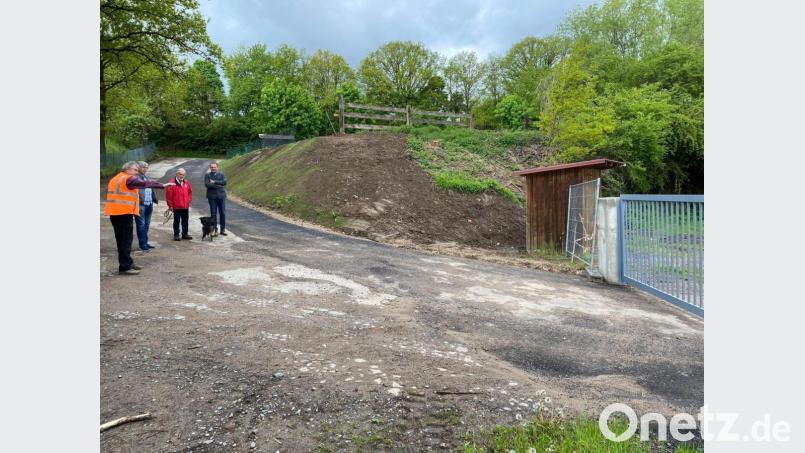 Der Gartenbauverein, der die Grüngutannahme betreut, freut sich über die verbesserte Zufahrt. Das betonte Vorsitzender Walter Wolf (Zweiter von links) bei einer Besichtigung mit (von links) Bauhofleiter Rudi Scharf, Stadtrat Bernd Hofmann und Bürgermeister Frank Zeitler. Bild: Wilhelm Amann