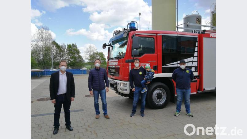 Mit Freude wurde das neue Einsatzfahrzeug der Feuerwehr Speichersdorf empfangen. Unser Bild zeigt (von links): Bürgermeister Christian Porsch, Paul Dolata (gemeindlicher Feuerwehrsachbearbeiter), Kommandant Volker Hammon und Stellvertreter Christian Schwarzer. Bild: br