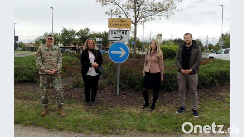 Der Kreisverkehr an der großen Tankstelle in den Tower Barracks trägt künftig den Namen „Toni Dürr Traffic Circle“. Oberst Christopher Danbeck (von links) enthüllte zusammen mit Dürrs Tochter Regina Klemm und den Enkelkindern Isabella und Lukas auch einen Gedenkstein am Kreisverkehr. Bild: mor