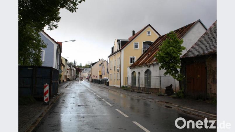 Die beiden Stadel an der Bahnhofstraße (von rechts) werden bald Geschichte sein. Im Zuge des Supermarktneubaus werden dann auch Kanalisation, Wasser- und Stromleitungen neu verlegt. Die baubedingten Behinderungen des Durchgangsverkehrs will die Stadt durch verkehrsregelnde Maßnahmen so gering wie möglich halten. Bild: bjp