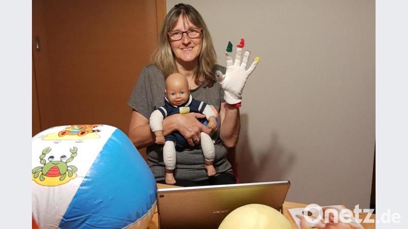 Mit einer Puppe zeigte Andrea Kick bei ihrem Online-Vortrag den Eltern einfache Übungen, die sie mit ihrem Baby zu Hause machen können. Bild: jzk