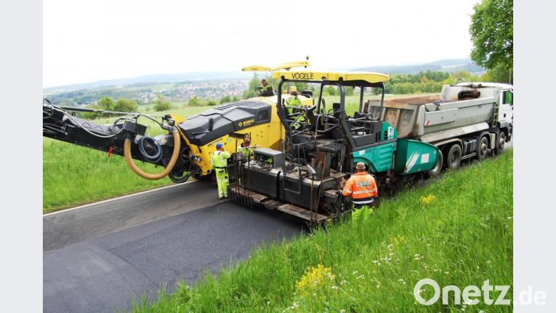 Einen Tag lang eine Baustelle: Die Straßensanierung auf der Staatsstraße 2395 wurde bereits am Freitag wieder abgeschlossen. Bild: sm