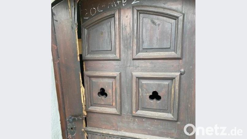 Unbekannte haben die Tür der denkmalgeschützten Schlosskapelle in Rieden zerstört. Bild: sam