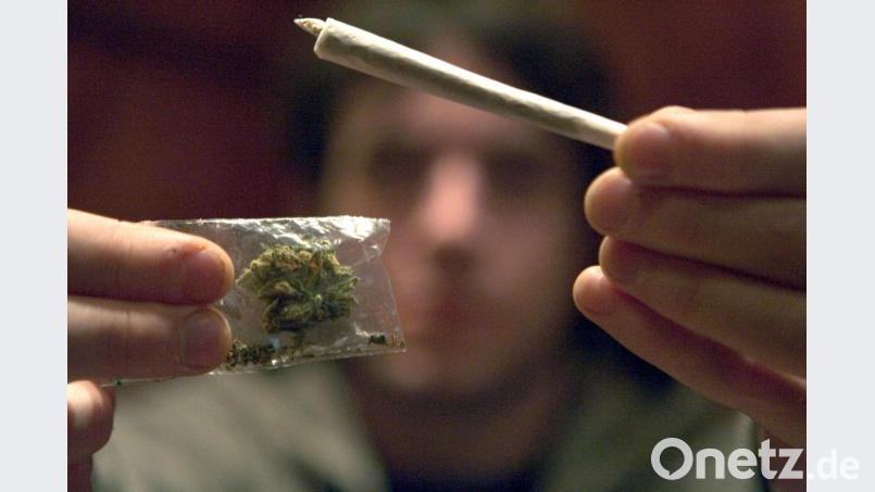 Ein 25-Jähriger hat Drogen an Minderjährige verkauft. Davon war das Schöffengericht Tirschenreuth überzeugt. Der Mann erhielt eine Freiheitsstrafe, ausgesetzt zur Bewährung. Symbolbild: Friso Gentsch/dpa