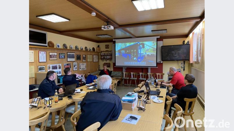 Fachkreisbrandmeister-Ausbildung im Landkreis Amberg-Sulzbach: Alexander Zeitler, die Kreisbrandmeister Thorsten Jobst und Michael Iberer haben sich zu Multiplikatoren ausbilden lassen. Bild: egl