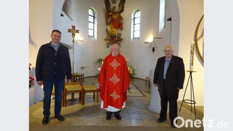 Alfons Prechtl (rechts) und Martin Weiß (links) gratulierten Ruhestandsgeistlichem Siegfried Wölfel (Mitte) zum 75. Geburtstag. Bild: apr