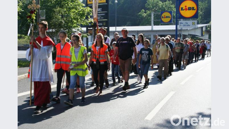So wie 2019 wird es heuer nicht aussehen, wenn die Gößweinstein-Wallfahrer wieder in Eschenbach ankommen. Die strahlenden Gesichter werden FFP2-Masken verdecken. Archivbild: gpa