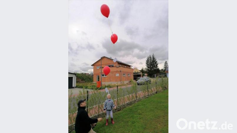 Überall in Schnaittenbach flogen so gemeinsam die Luftballons aller Kinder aus dem Kindergarten in den Himmel. Bild: Andrea Kaminska/exb