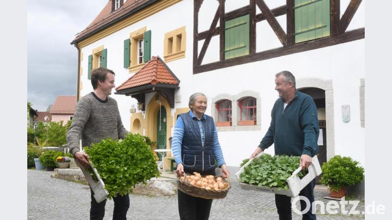 Hans Beutner, seine Mutter Frieda und Sohn Thomas (von rechts) sind bereit. Sie wollen auf dem Hof der Familie in Etzenricht zusammen mit anderen Direktvermarktern ab Juli jeden Freitag einen Bauernmarkt aufziehen. Bild: Gabi Schönberger