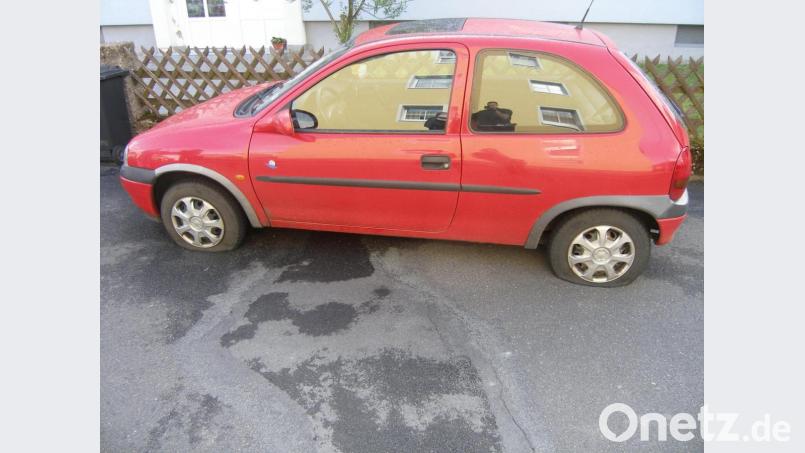 In beiden Reifen auf der Fahrerseite fehlt Luft. Die Polizei sucht nun den Täter. Bild: Polizeiinspektion Neustadt/WN