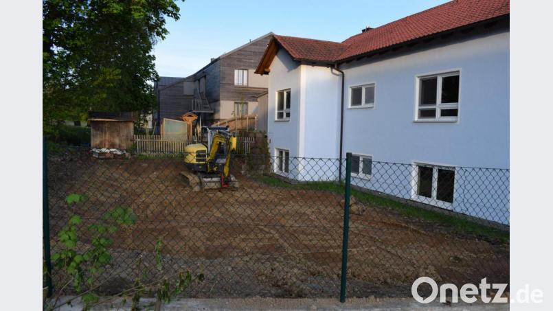 Der Spielplatz am Kindergarten soll erweitert werden. Die Erdarbeiten wurden von den Anliegern kostenlos ausgeführt. Bild: bnr