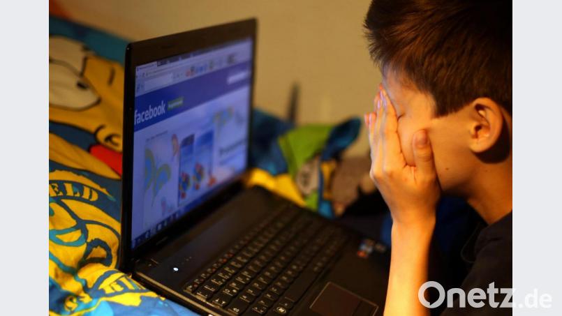 Ein Junge reibt sich vor seinem Laptop die Augen. Soziale Netzwerke machen Mobbing heute einfacher als früher. Bild: Oliver Berg/dpa