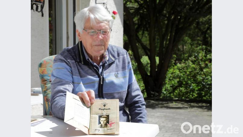 Zwischen diesen beiden Bildern liegen annähernd 77 Jahre. Georg Küspert mit seinem jüngeren Ich im noch hervorragend erhaltenen Flugbuch aus dem Jahr 1944. Bild: Wolfgang Steinbacher