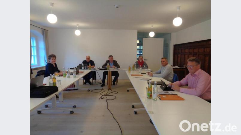 Die Gemeinschaftsversammlung der Verwaltungsgemeinschaft Oberviechtach beschloss den Haushalt für dieses Jahr. Das Bild zeigt (von links) Bürgermeisterin Sonja Meier, Geschäftsstellenleiter Anton Brand, Gemeinschaftsvorsitzender Martin Prey, Kämmerin Regina Hildebrand, Bürgermeister Norbert Eckl und Gemeinderat Adolf Hammer (von links). Bild: amö