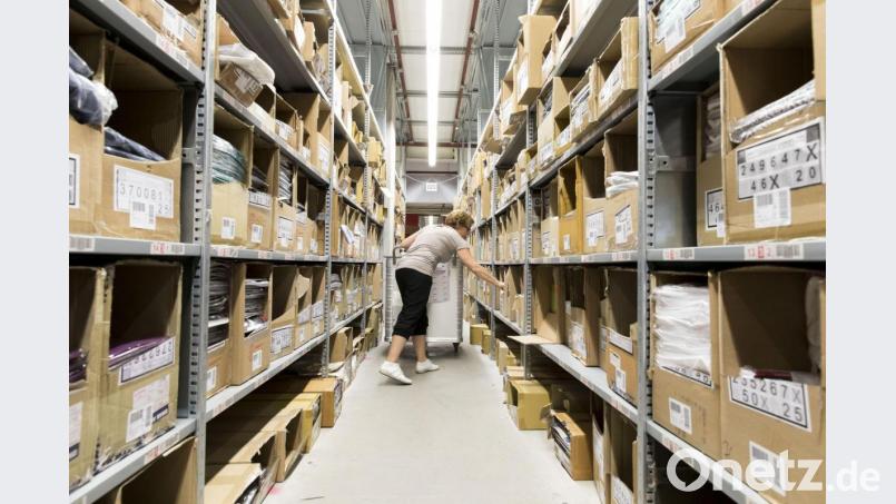 Alles, was aus dem Warenverteilzentrum in Weiden-West an die Witt-Kunden weltweit verschickt wird, soll zuvor möglichst in recyclingfähigem Material verpackt, aus nachhaltigem Material zu fairen Arbeitsbedingungen hergestellt und klimaschonend transportiert worden sein. Bild: Witt-Gruppe/exb