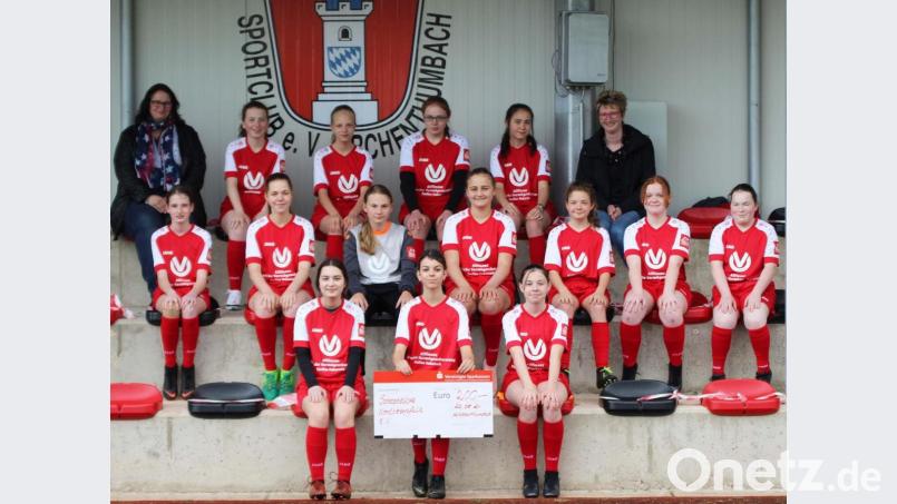Die Juniorinnen des SC Kirchenthumbach. Vorne Trainer Stefan Schmidt. Hintere Reihe Anja Clement und Daniela Pscherer vom Verein Sonnenblicke. Bild: ü