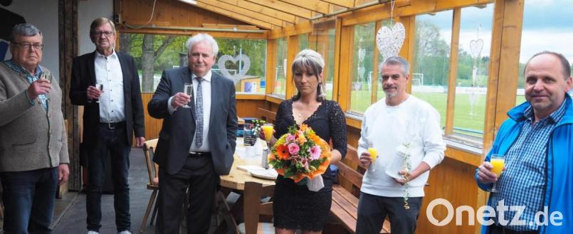 Carola und Simon Kleiner sind die neuen Pächter der FSV-Gaststätte am Sportplatz. Zum Neustart gratulierten auch Zweiter Bürgermeister Peter Gold und Dritter Bürgermeister Norbert Schuller. Im Bild (von links) FSV-Vorsitzender Herbert Sladky, Norbert Schuller, Peter Gold, Carola und Simon Kleiner sowie Zweiter Vorsitzender Harald Bader. Bild: ws