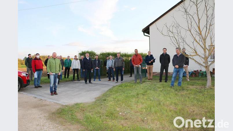 Verbandsmitglieder beider Zweckverbände vor dem Wasserwerk in Stopfmühle. Bild: gru