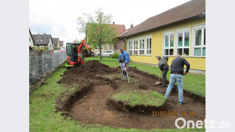 Ehrenamtlicher Einsatz für die Kinder:Die Mitglieder des Elternbeirats beim Bau der Verkehrsbahn. Bild: bk