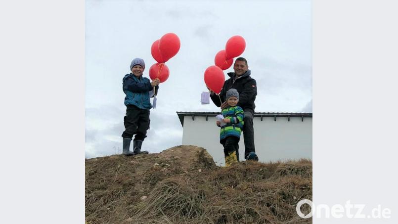 Für jedes Familienmitglied schicken die Schnaittenbacher Kinder einen Luftballon in den Himmel. Bild: Iris Zillich/exb