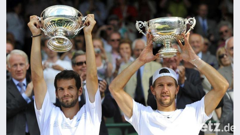 Wimbledon 2010: Stolz halten Philipp Petzschner (links) und Jürgen Melzer ihre Trophäen nach dem Sieg im Doppel-Finale in die Höhe. Mit dem Österreicher Melzer feierte Petzschner seine größten Erfolge in der Doppel-Konkurrenz. Bild: Neil Munns