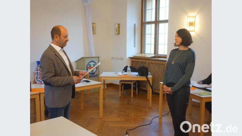 Bürgermeister Hans Ram vereidigt Elisabeth Übler als neues Mitglied des Gemeinderats Ensdorf. Bild: tra
