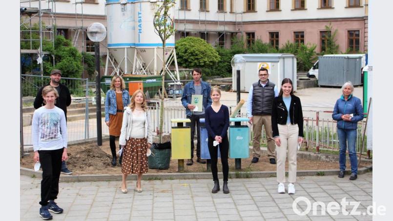 Eine Esskastanie, umringt von Fans (von links) Silas Hummel, Johannes Pirner (Biodiversitätsberater Stadt Amberg), Elternbeiratsvorsitzende Gerda Krusche, Oberstudienrätin Veronika Frenzel, Horst Schwemmer (Geschäftsführer Bund Naturschutz), Sina Szeri, stellvertretender Schulleiter Christoph Matz, Paula Keppler und Beate May (stellvertretende Vorsitzende Bund Naturschutz). Bild: Dagmar Williamson