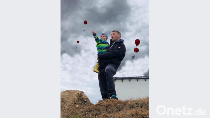 Die Kinder haben mit ihren Eltern Luftballons mit ihren Herzenswünschen steigen lassen. Bild: Iris Zillich/exb