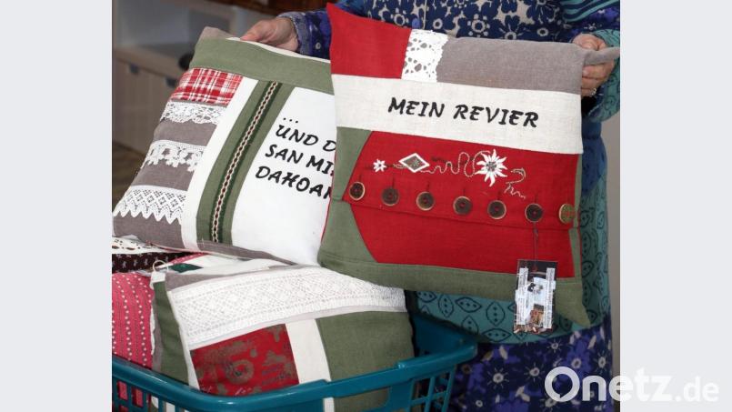 Bei Marianne Zisler ist jedes Kissen ein Unikat. Sie fertigt auch nach individuellen Wünschen ausschließlich aus alten Stoffen. Bild: Gerhard Götz