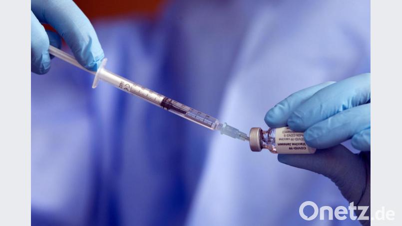 Eine Spritze mit einem Corona-Impfstoff wird aufgezogen. Symbolbild: Federico Gambarini/dpa