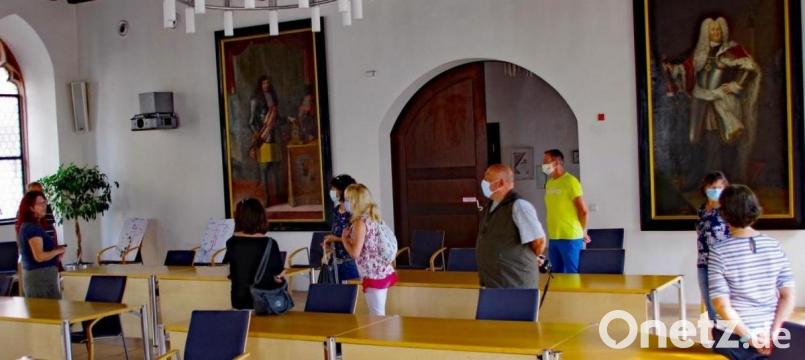 Im Herbst erläuterte Stadtführerin Patrizia Zimmermann (links) erstmals die Gemälde der wittelsbachischen Pfalzgrafen im Rathaussaal. Das soll im Juni wiederholt werden. Archivbild: müb