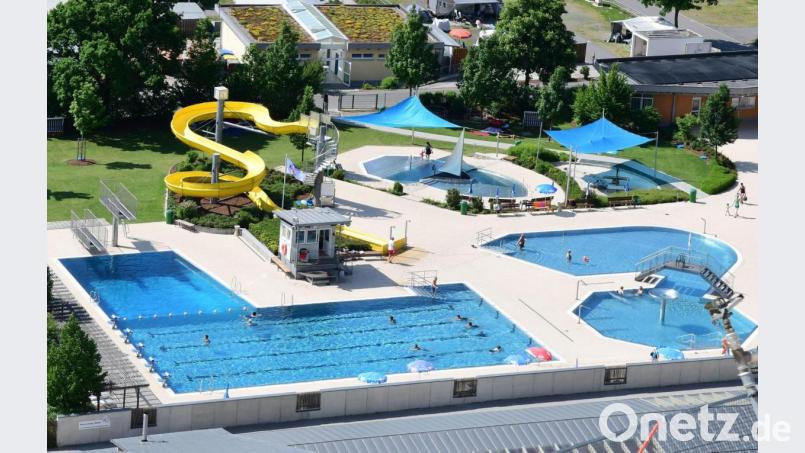 Das Freibad am Monte Kaolino ist noch nicht betriebsbereit, hier laufen noch die Vorbereitungen auf die neue Saison. Die beginne wahrscheinlich in der zweiten oder dritten Juni-Woche, sagt Bürgermeister Hermann Falk. Archivbild: Petra Hartl