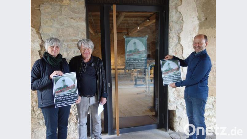 Birgit Rieger, Willi Schmid und Ensdorf Bürgermeister Hans Ram (von links) freuen sich auf die Ausstellung im Steinhaus, wozu noch Exponate gesucht werden. Bild: tra