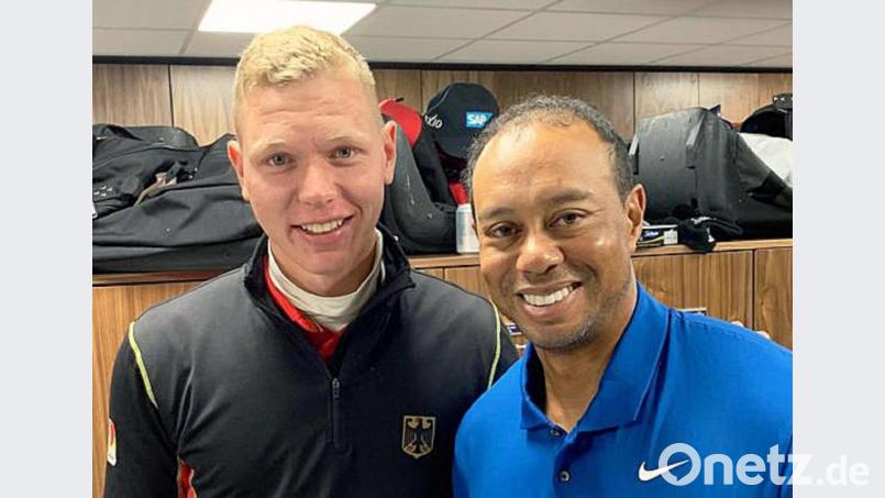 Mit Golf-Legende Tiger Woods (rechts) spielte Matthias Schmid bei seiner Premiere bei den British Open im englischen Royal St. George. Bild: lst