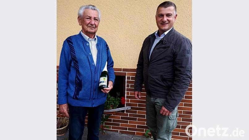 Bürgermeister Dietmar Schaller (rechts) gratuliert Peter Östreicher zum 80. Geburtstag. Bild: zer