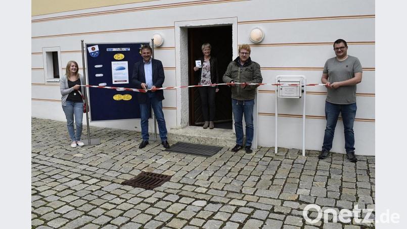 Symbolisch durchschneiden die Bürgermeister Hermann Mertel (Zweiter von links) und Bernhard Köller (Zweiter von rechts) das Band und eröffnen das Online-Rathaus. Bild: sck