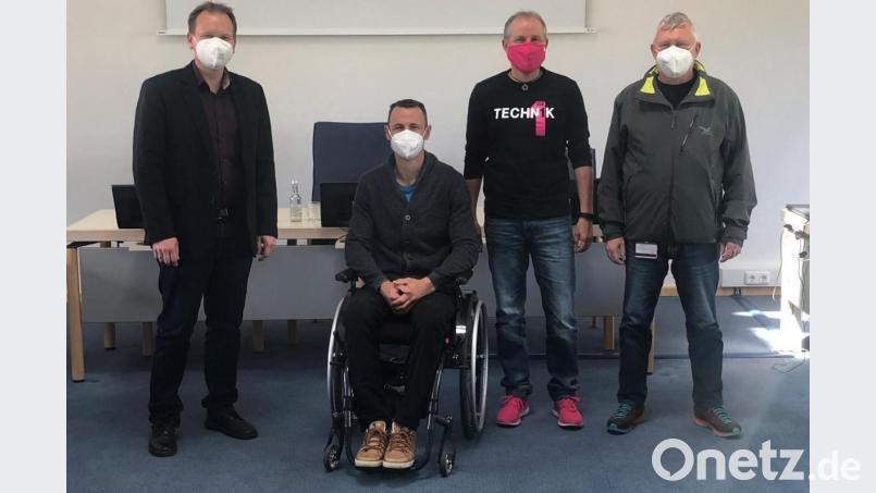 Das Bild zeigt (von links): Bürgermeister Christian Porsch, Breitbandpate der Gemeinde Speichersdorf André Seebauer und Thomas Rinke von der Deutschen Telekom zusammen mit dem Baubegleiter der Telekom Bild: ak