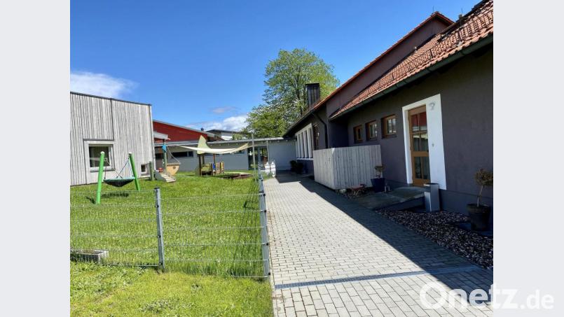 Die direkte Verbindung zum Gemeindehaus macht aus Kindertagesstätte und Gemeindehaus brandschutztechnisch eine Einheit. Für das Gemeindehaus bedeutet das, dass nachgerüstet werden muss. Bild: Eichl