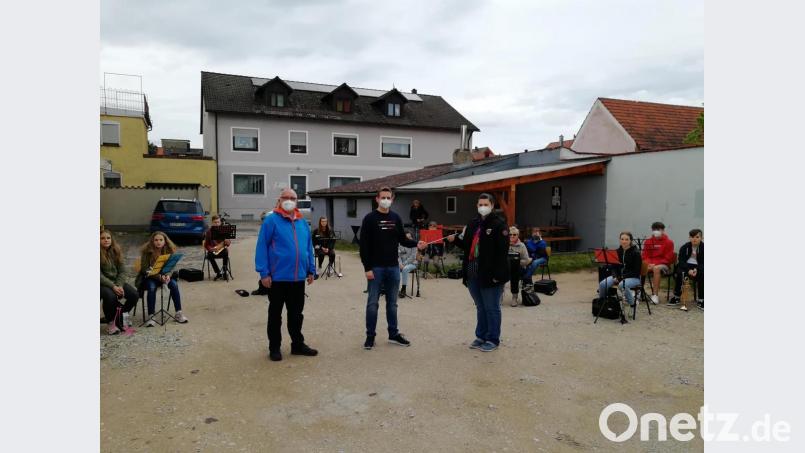 Nach 15 Jahren übergab Steffi Daubenmerkl (rechts) im Beisein von HMB-Vorsitzendem Matthias Fenk (links) den Dirigentenstab an Jakob Hofmann. Bild: ibj