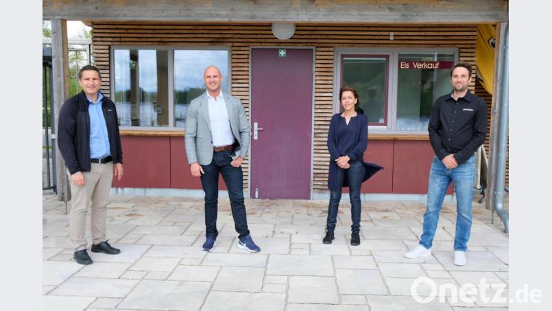 Mit einer symbolischen Schlüsselübergabe durch Bürgermeister Marcus Gradl an Florian Meier, Silvia Schrüfer und Johannes Schwaiger (von links) startete im Rußweiher-Freibad das "Unternehmen Seeblick 21" offiziell Bild: do