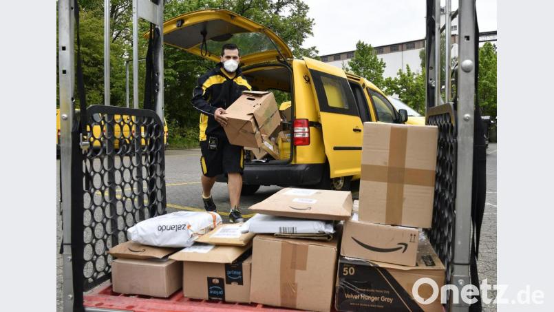 Anas Alzamel ist der Hölle des Bürgerkriegs in Syrien entkommen. In Sulzbach-Rosenberg hat er bei der Post als Brief- und Paketzusteller nicht nur einen Job bekommen, sondern auch Zugang zur deutschen Gesellschaft. Bild: Petra Hartl